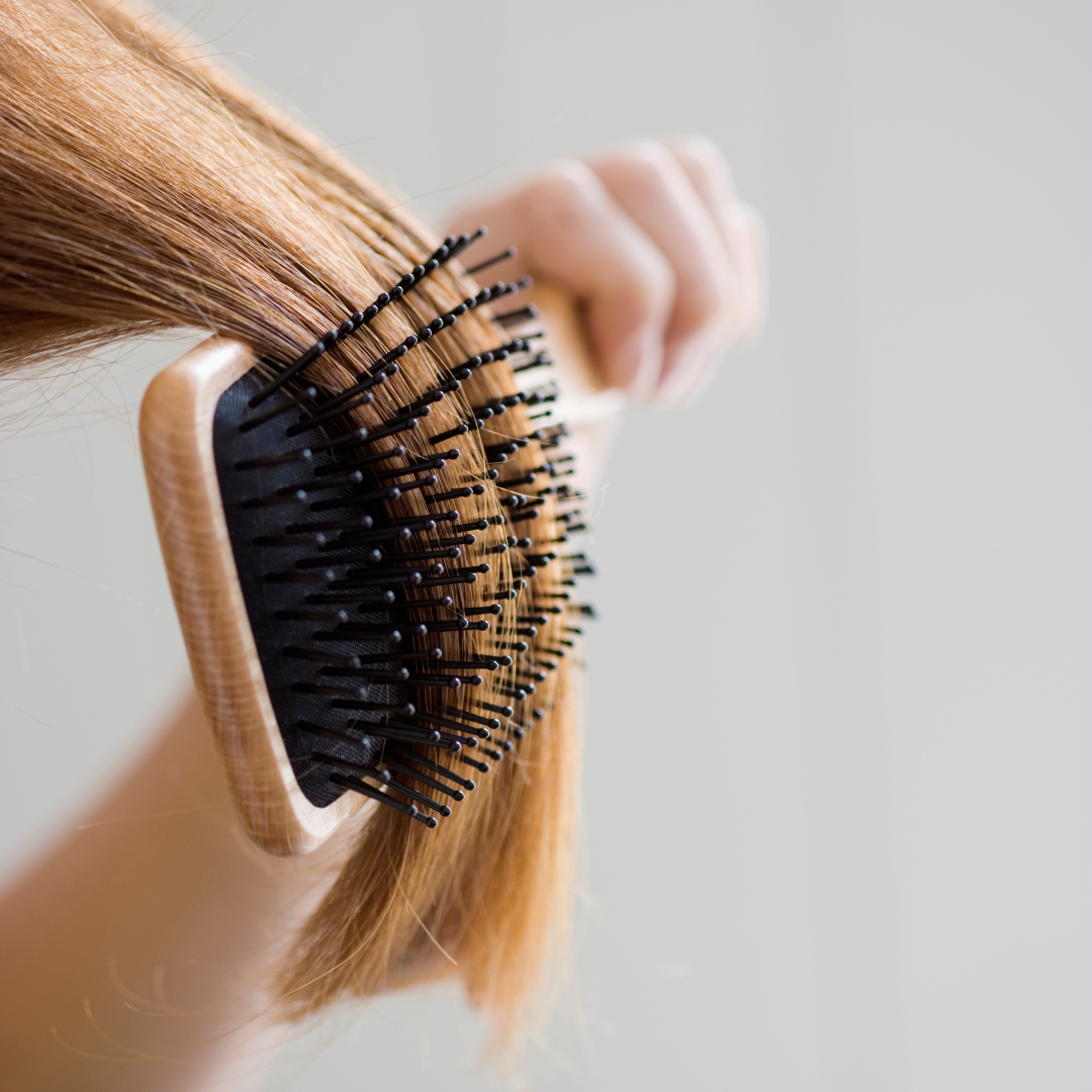 Nadmerné vypadávanie vlasov u mužov aj žien má riešenie, ako zastaviť nadmerné vypadávanie vlasov